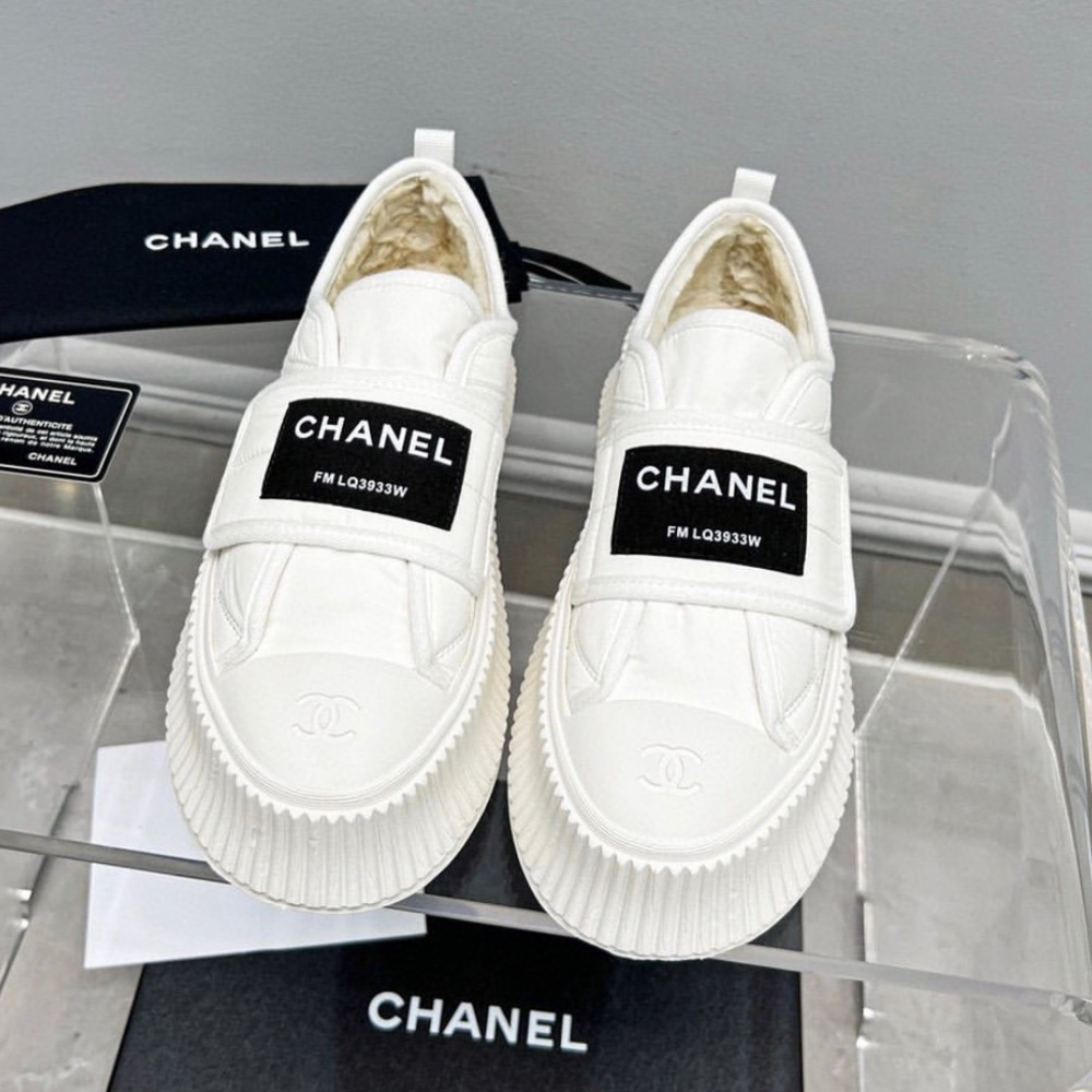 Beautiful white CHANEL sneakers, perfect for winter / autumn.